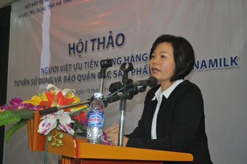 Bà Bùi Thị Hương – Giám Đốc Đối ngoại Công ty Vinamilk chia sẻ với người tiêu dùng tại Hà Tĩnh về Vinamilk